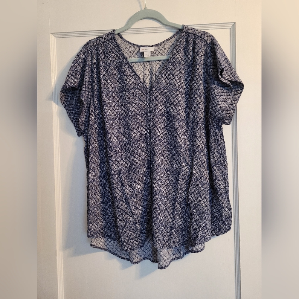 Liz Claiborne Blue and White Patterned Blouse